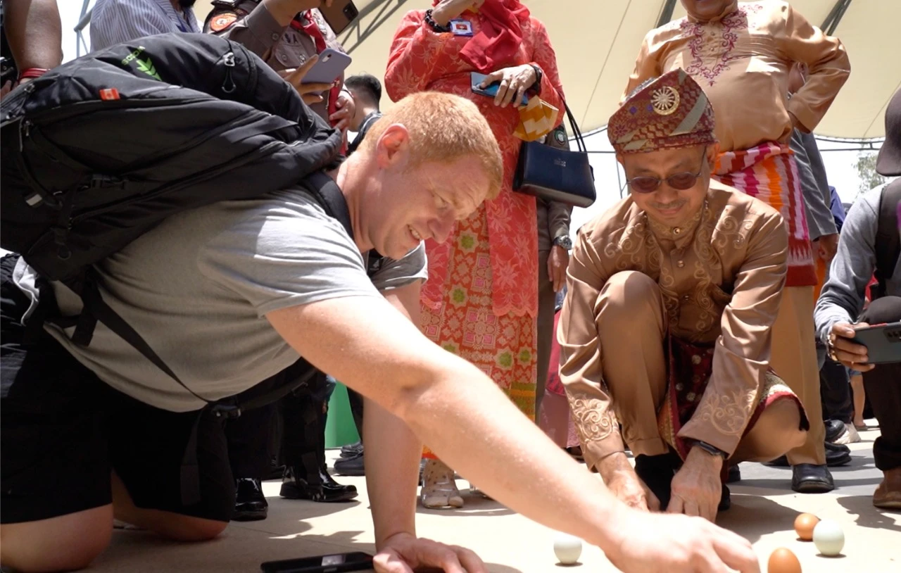 Turis Asing Nikmati Sensasi Matahari Berkulminasi di Tugu Khatulistiwa Turis Asing Nikmati Sensasi Matahari Berkulminasi di Tugu Khatulistiwa
